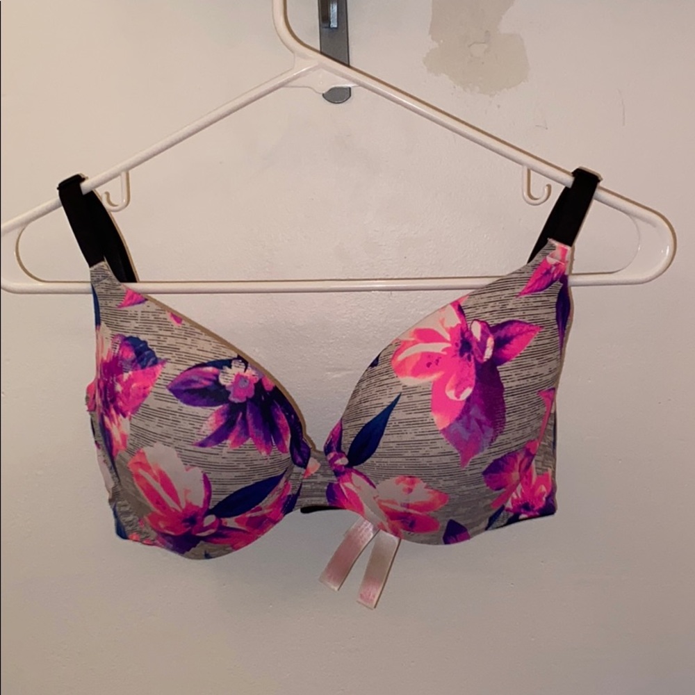 VICTORIA’s SECRET PUSH UP BRA. REMOVABLE STRAPS